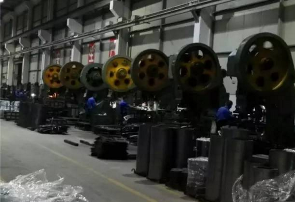 沖剪車間員工奮戰現場-東莞電機