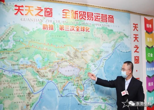 關天之窗(東莞)供應鏈管理有限公司總經理陳宥先向記者介紹公司發展詳況 關天之窗(東莞)供應鏈管理有限公司總經理陳宥先向記者介紹公司發展詳況